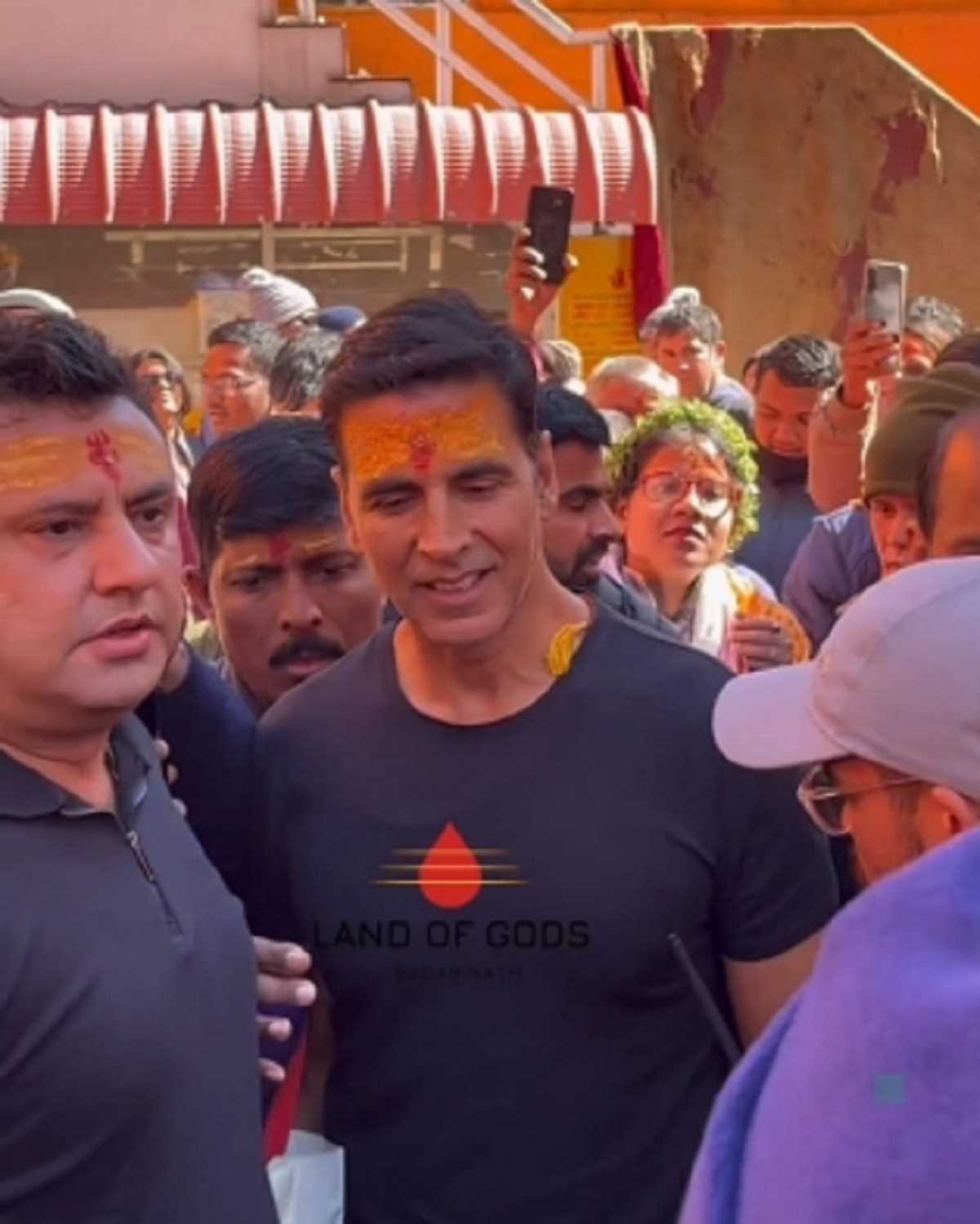 फिल्म अभिनेता अक्षय कुमार दर्शन के लिए पहुंचे बद्रीनाथ धाम