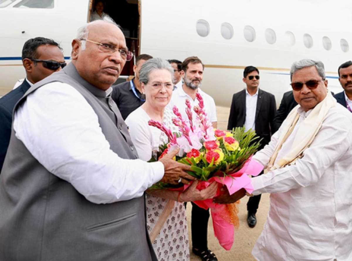 विपक्ष की बैठक में शामिल होने के लिए राजनीतिक दलों के नेता बेंगलुरु पहुंचे