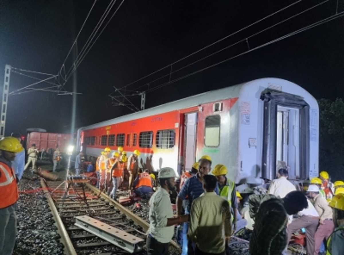 महाराष्ट्र के गोंदिया में भीषण ट्रेन हादसा, मालगाड़ी और पैसेंजर ट्रेन में टक्कर, 50 लोग घायल महाराष्ट्र के गोंदिया में भीषण ट्रेन हादसा, मालगाड़ी और पैसेंजर ट्रेन में टक्कर, 50 लोग घायल