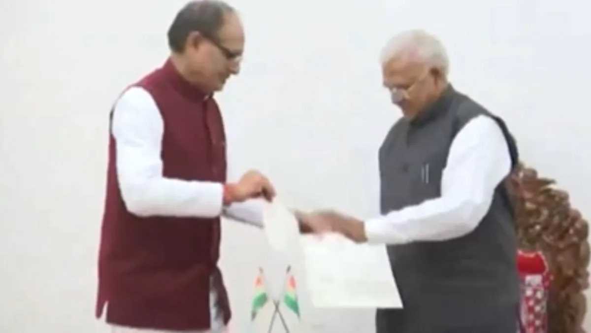 शिवराज ने मुख्यमंत्री पद से त्यागपत्र सौंपा