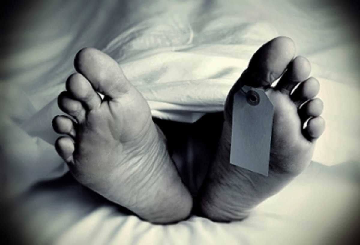 गुजरात : शराब पीने के बाद दो की मौत, पुलिस जांच में जुटी गुजरात : शराब पीने के बाद दो की मौत, पुलिस जांच में जुटी