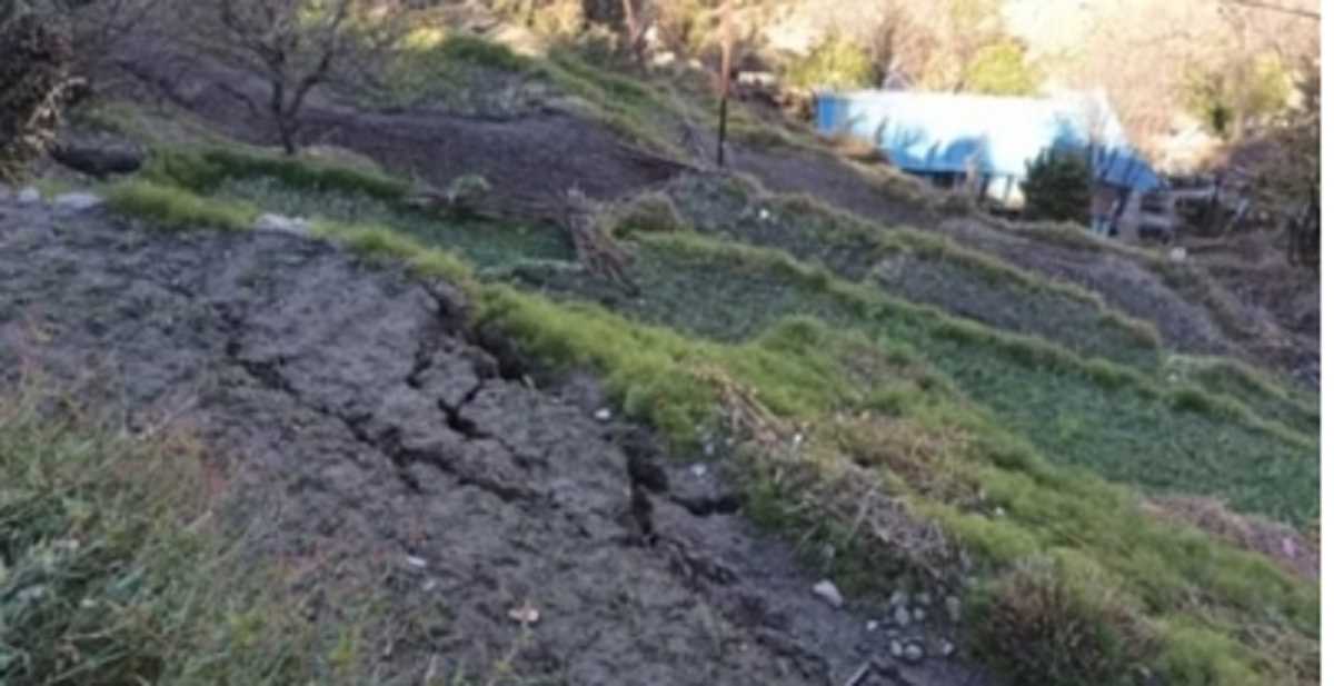 जोशीमठ में बढ़ रहा खौफ, सिंहधार में दरारों से प्रभावित एक मकान की छत टूटी