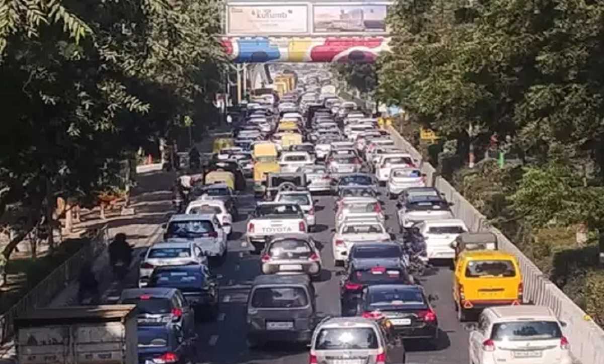 किसानों के दिल्ली कूच को लेकर बॉर्डर पर हो रही है चेकिंग, लगा हुआ है लंबा जाम