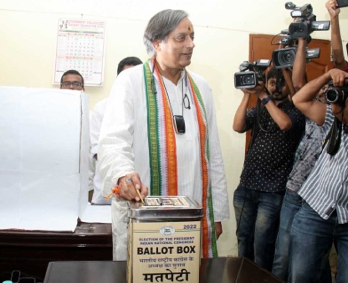 कांग्रेस अध्यक्ष पद चुनाव : वोटिंग के लिए लाइन में खड़े नेताओं से मिले थरूर