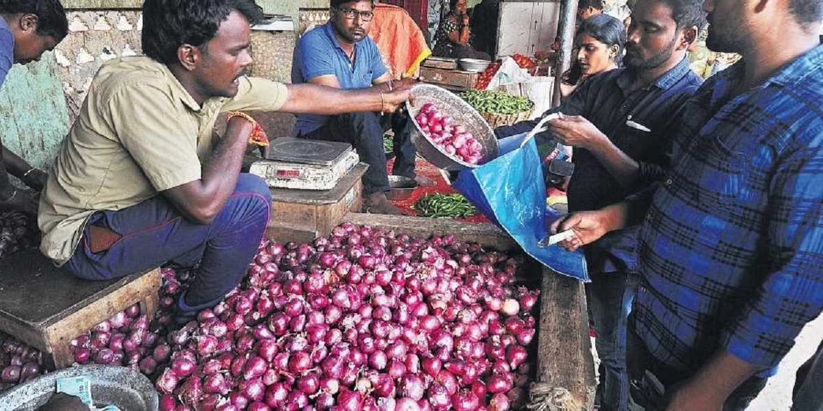 प्याज निकाल रहा आंसू, धीरे धीरे दाम कम होने की संभावना
