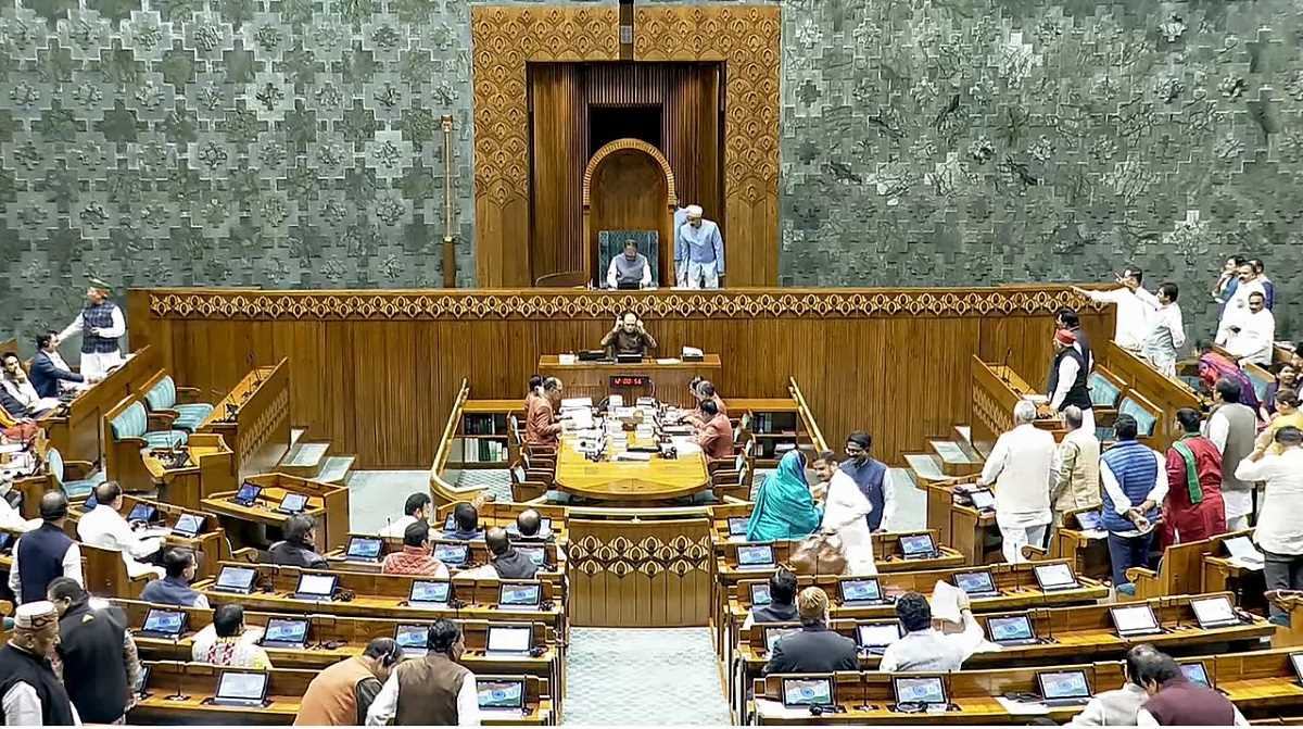 सत्ता पक्ष ने लगाए विपक्ष पर आरोप, सदन में जमकर हुआ हंगामा सत्ता पक्ष ने लगाए विपक्ष पर आरोप, सदन में जमकर हुआ हंगामा