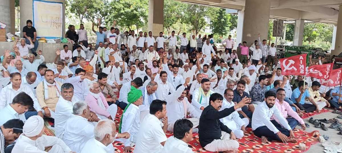 किसानों ने चेताया, ओछी हरकतों से बाज़ आए पुलिस प्रशासन