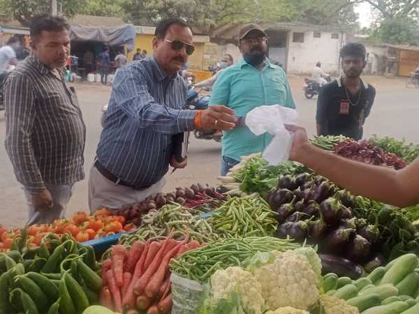 प्रतिबंधित पॉलिथीन रखने पर कार्रवाई, नगर निगम ने सात दुकानों में मारा छापा