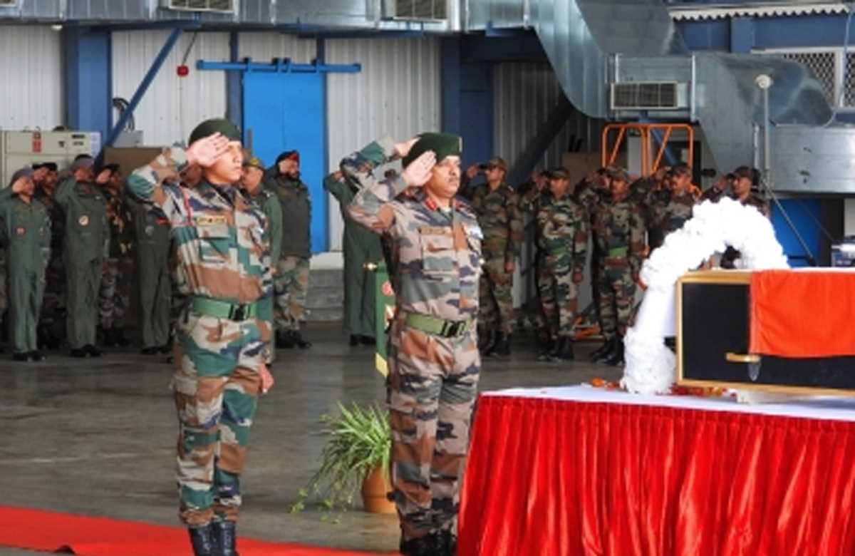 अरुणाचल हेलिकॉप्टर हादसे में मारे गए पायलट को सेना ने दी विदाई