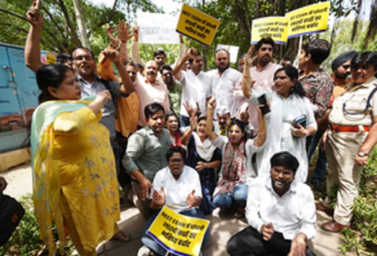 आप यूथ विंग ने नीट मामले को लेकर केंद्रीय शिक्षा मंत्री के आवास पर किया प्रदर्शन आप यूथ विंग ने नीट मामले को लेकर केंद्रीय शिक्षा मंत्री के आवास पर किया प्रदर्शन