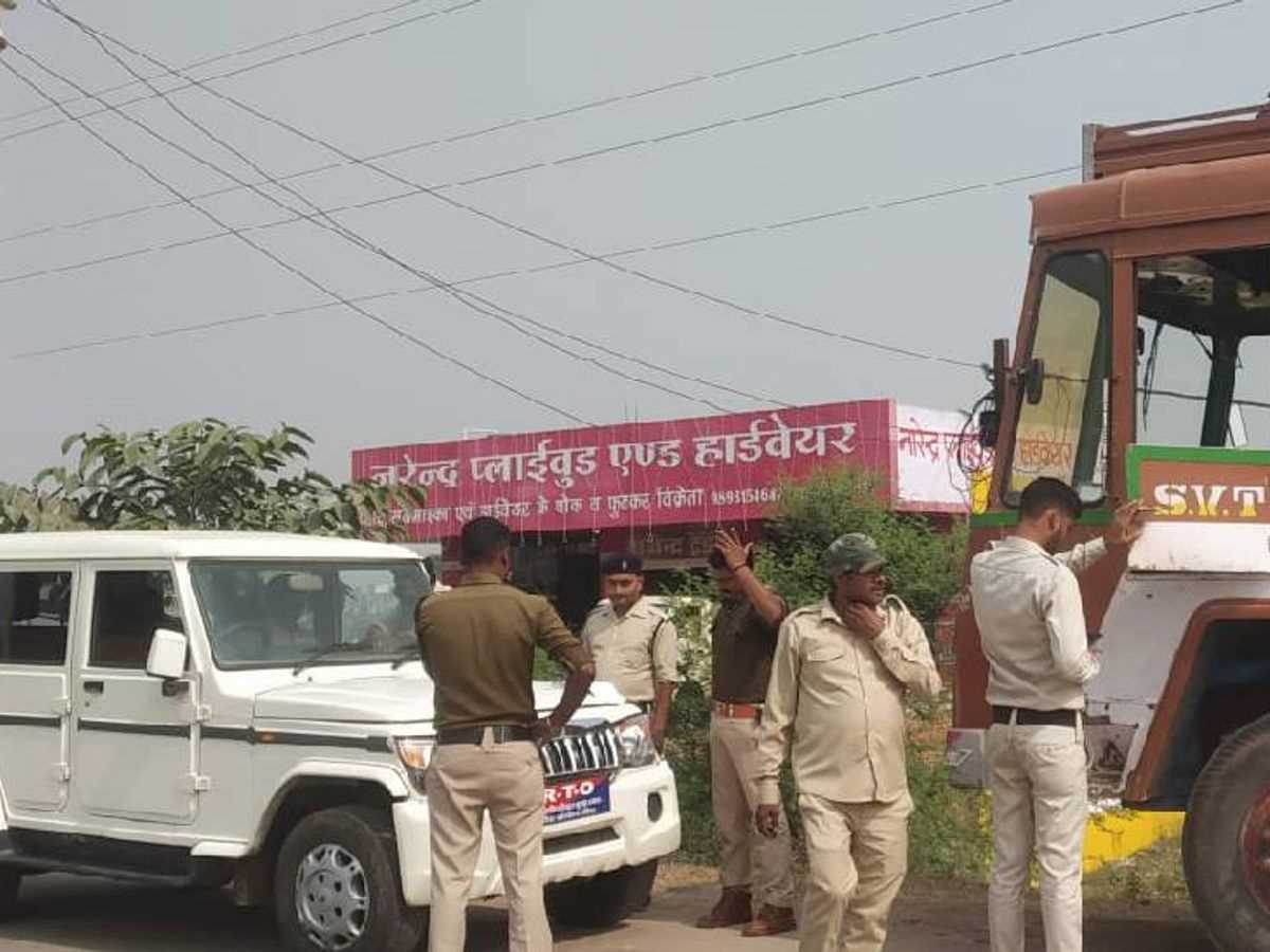 नो पार्किंग पर खड़े वाहनों के विरुद्ध यातायात पुलिस की ताबड़तोड़ कार्रवाई