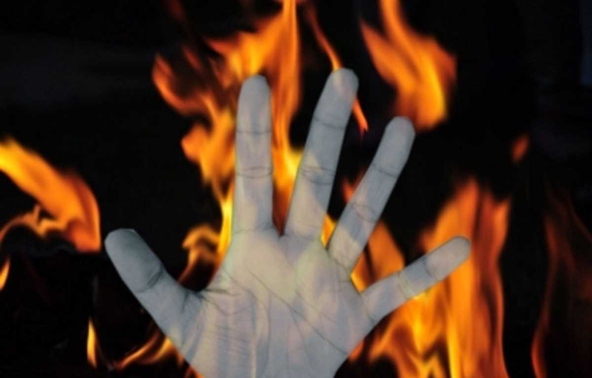 झारखंड के पाकुड़ में शॉर्ट सर्किट से लगी आग में झुलसकर पिता-पुत्र की मौत झारखंड के पाकुड़ में शॉर्ट सर्किट से लगी आग में झुलसकर पिता-पुत्र की मौत