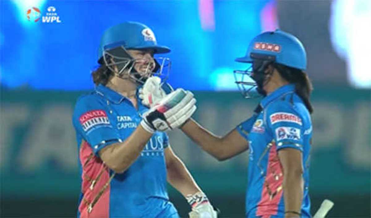 हरमनप्रीत ने मुंबई के अजेय रथ को आगे बढ़ाया