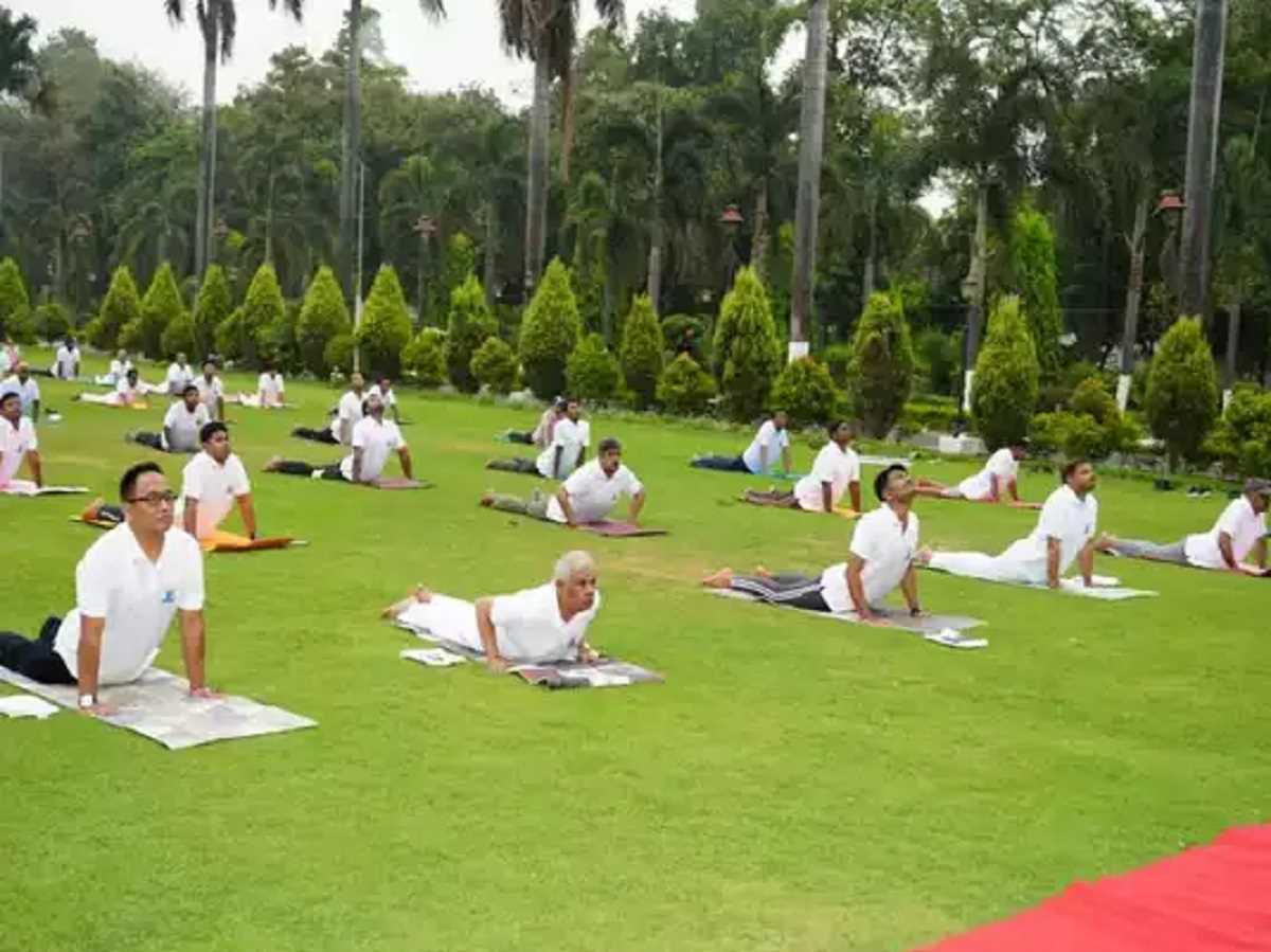 बिहार में पार्कों से लेकर घरों तक लोगों ने किया योग, मंत्री भी हुए शामिल