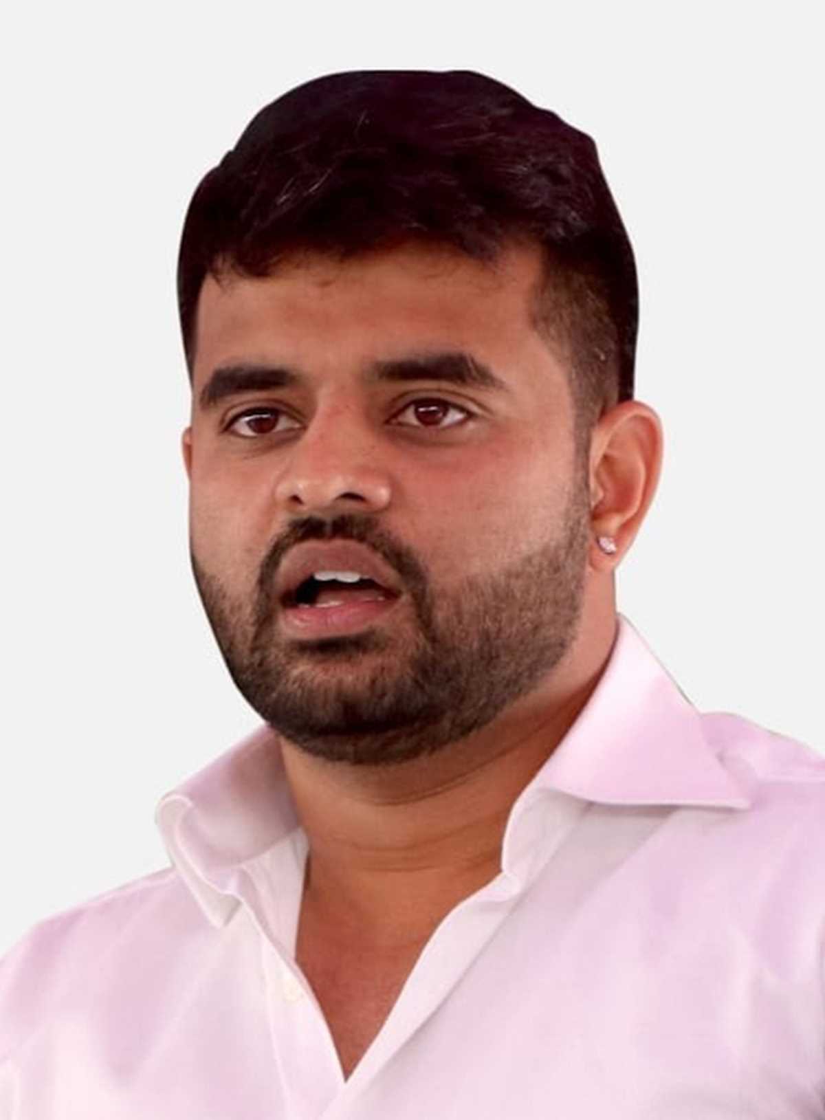 सेक्स स्कैंडल के बाद पूर्व प्रधानमंत्री देवेगौड़ा के पोते -सांसद प्रज्वल निलंबित