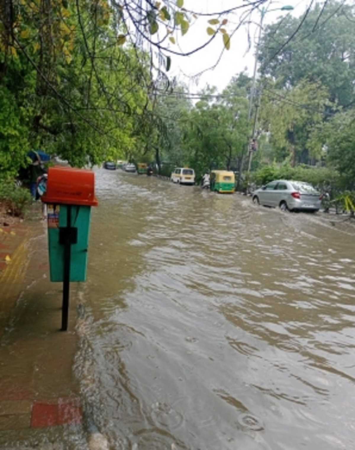 दिल्ली में भारी बारिश से जलभराव, ट्रैफिक जाम