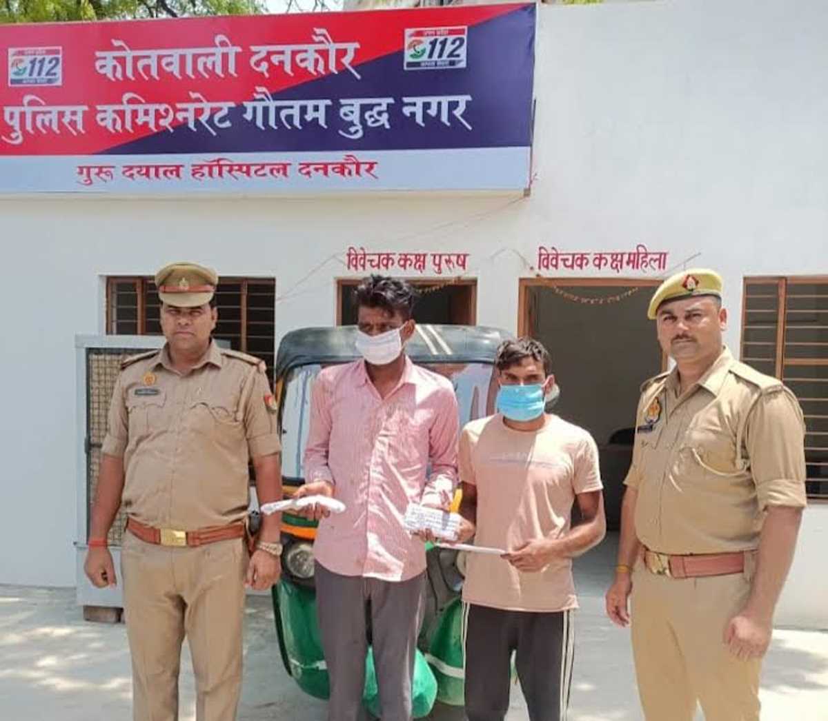 चोरी के ऑटो के साथ दो को पुलिस ने किया गिरफ्तार