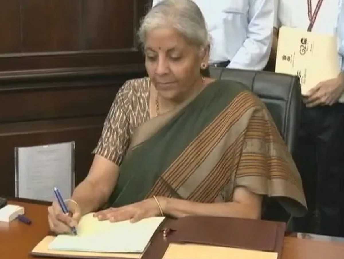 सीतारमण ने वित्त मंत्री के रूप में संभाला कार्यभार, पहली चुनौती पूर्ण बजट सीतारमण ने वित्त मंत्री के रूप में संभाला कार्यभार, पहली चुनौती पूर्ण बजट