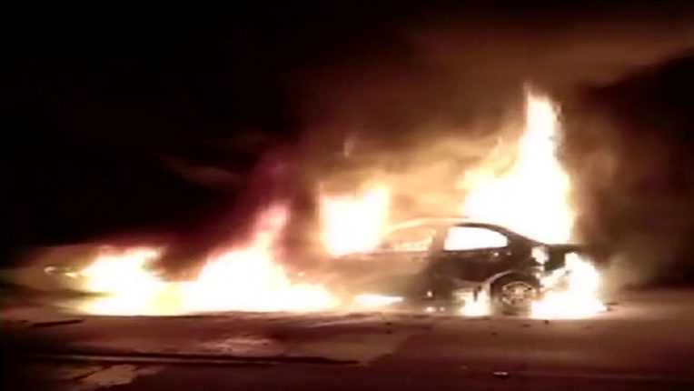 यमुना एक्सप्रेसवे पर कंटेनर से टकराई कार, 5 लोग जिंदा जले