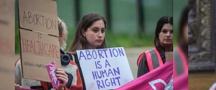 अमेरिका में गर्भपात के फैसले की वैश्विक स्तर पर आलोचना