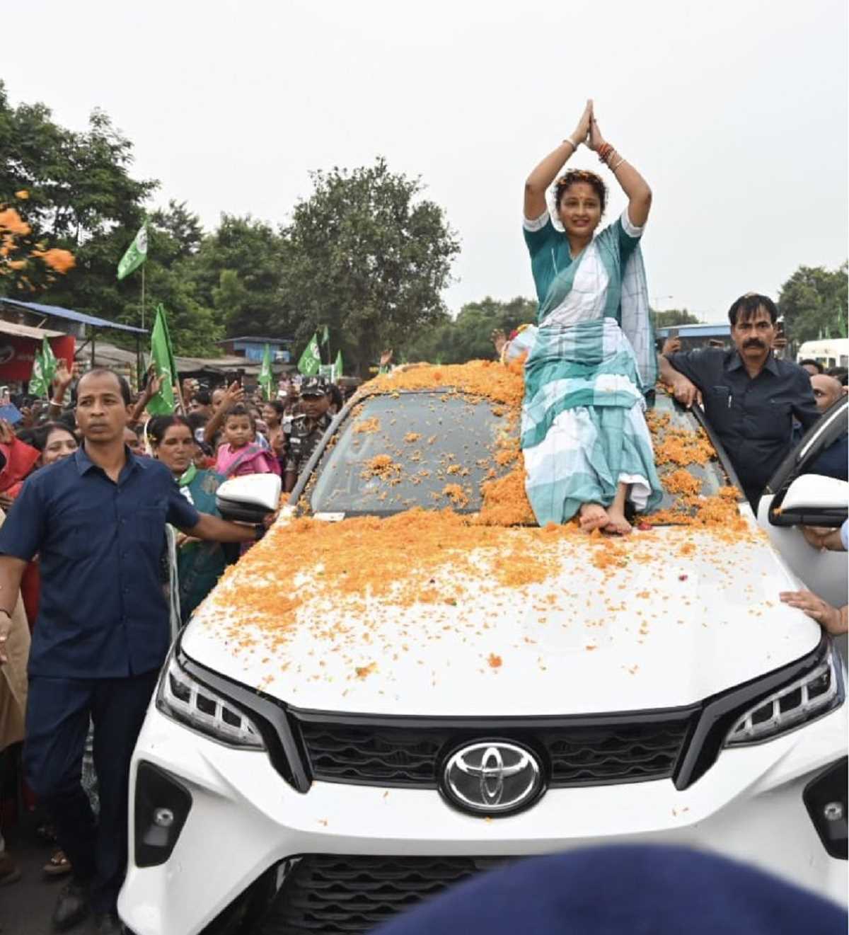 चंपई सोरेन के गढ़ में कल्पना सोरेन ने किया रोड शो