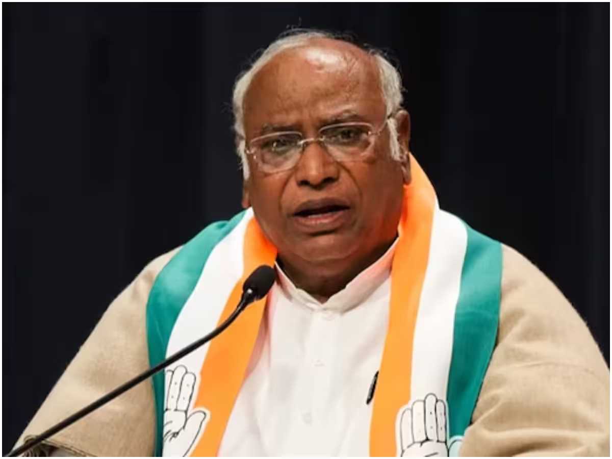 खड़गे ने विपक्षी गठबंधन को मजबूत बनाने का आह्वान करते हुए कहा- संविधान बचाने के लिए महाराष्ट्र को मजबूत करना जरूरी