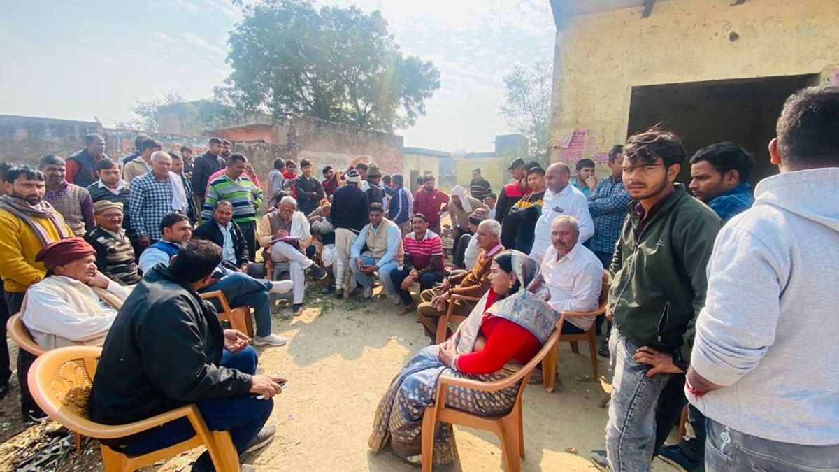 मोबाइल टावर के लिए 11 हज़ार की लाइन ले जाने से समस्त ग्रामवासियों ने किया विरोध समस्या सुनने पहुँची पूर्व ज़िला पंचायत प्रत्याशी