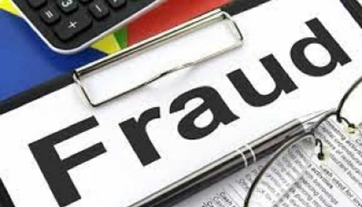 लोन फ्रॉड मामले में पूर्व बैंक मैनेजर समेत 3 को तीन साल की कैद लोन फ्रॉड मामले में पूर्व बैंक मैनेजर समेत 3 को तीन साल की कैद