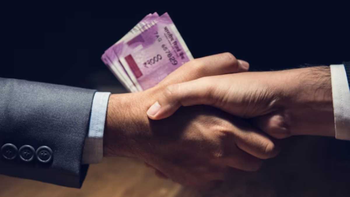 तेलंगाना में ज्वाइंट कलेक्टर आठ लाख रुपये की रिश्वत लेते रंगे हाथों गिरफ्तार तेलंगाना में ज्वाइंट कलेक्टर आठ लाख रुपये की रिश्वत लेते रंगे हाथों गिरफ्तार