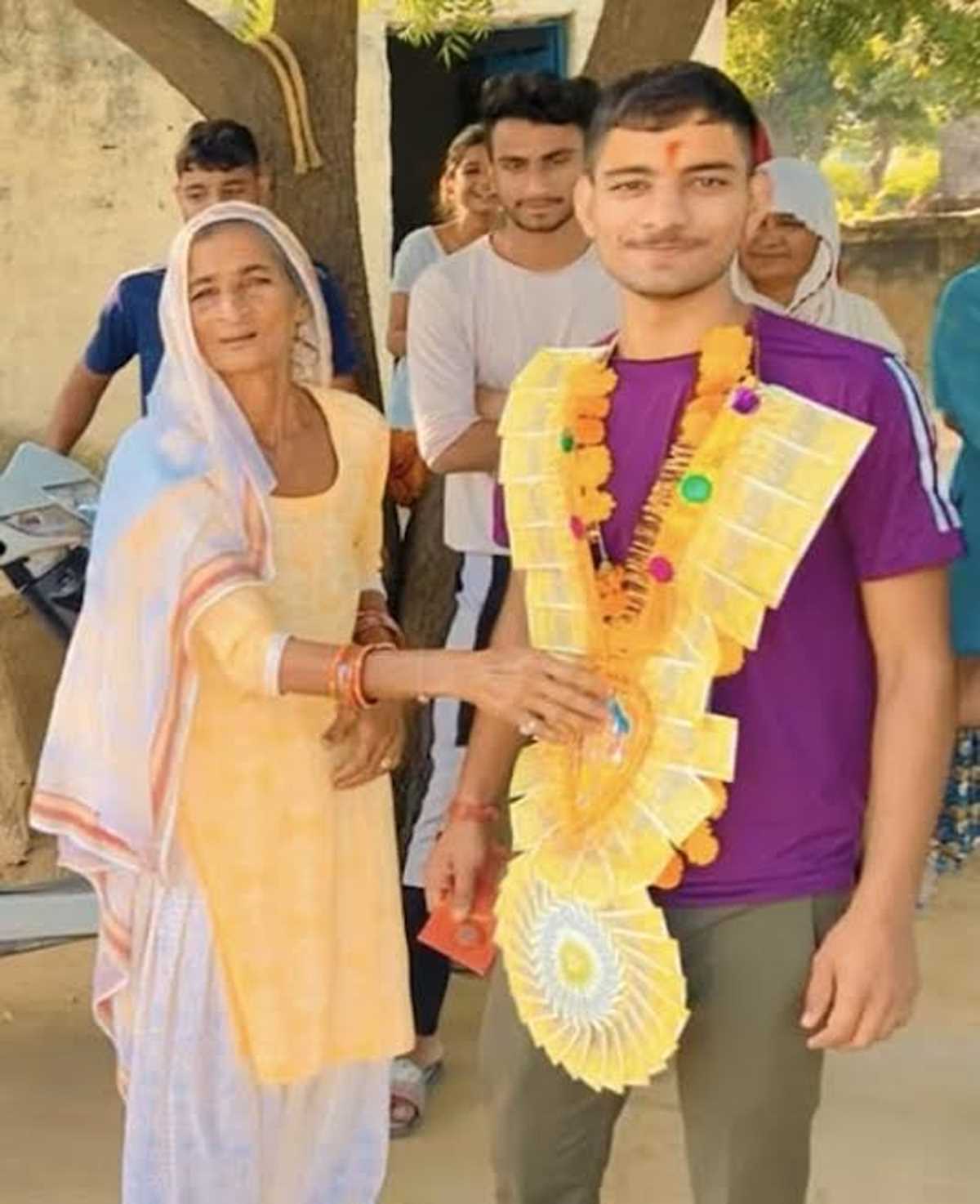 भारतीय सेना में लेफ्टिनेंट बनने पर मिठाई खिलाकर मनायी खुशी