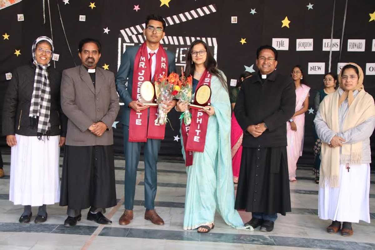 बारहवीं के विद्यार्थियों के विदायी समारोह में सांस्कृतिक कार्यक्रम की प्रस्तुति