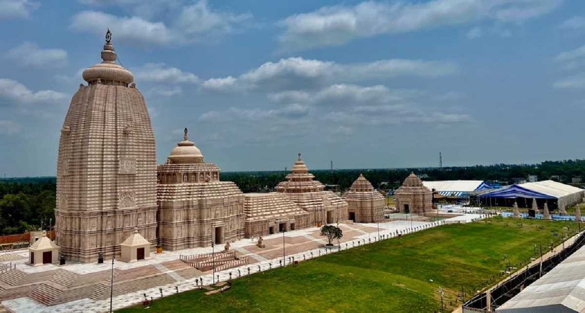 भव्य मंदिर से ममता बनर्जी को क्या हासिल होगा