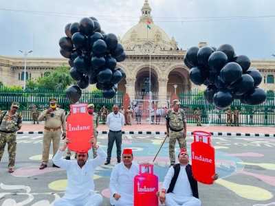 यूपी विधानसभा के बाहर सपा, कांग्रेस ने किया प्रदर्शन