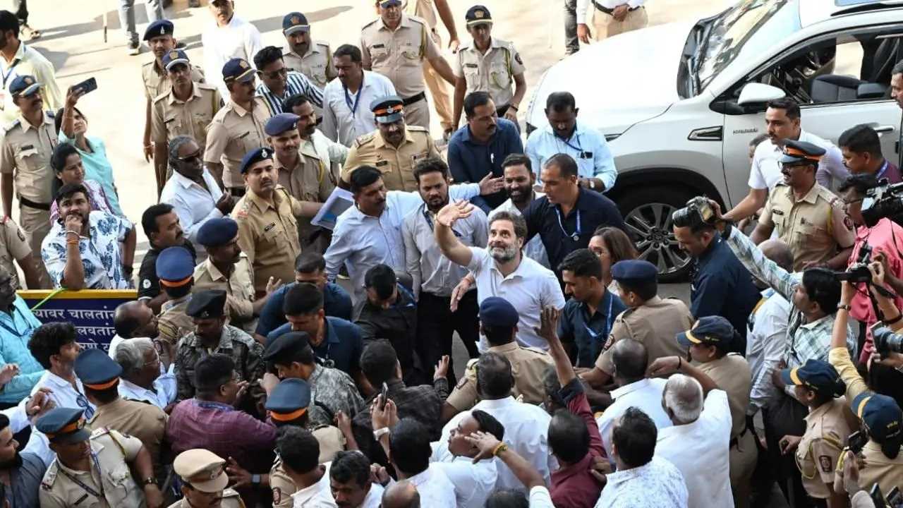 राहुल गांधी ने धारावी का किया दौरा, चमड़ा उद्योग के कामगारों से की मुलाकात