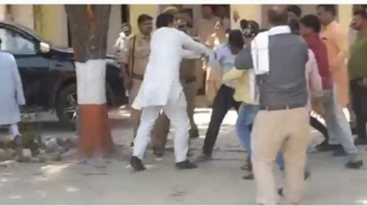सपा विधायक ने अपने समर्थकों सहित भाजपा प्रत्याशी के पति को कोतवाली में पीटा