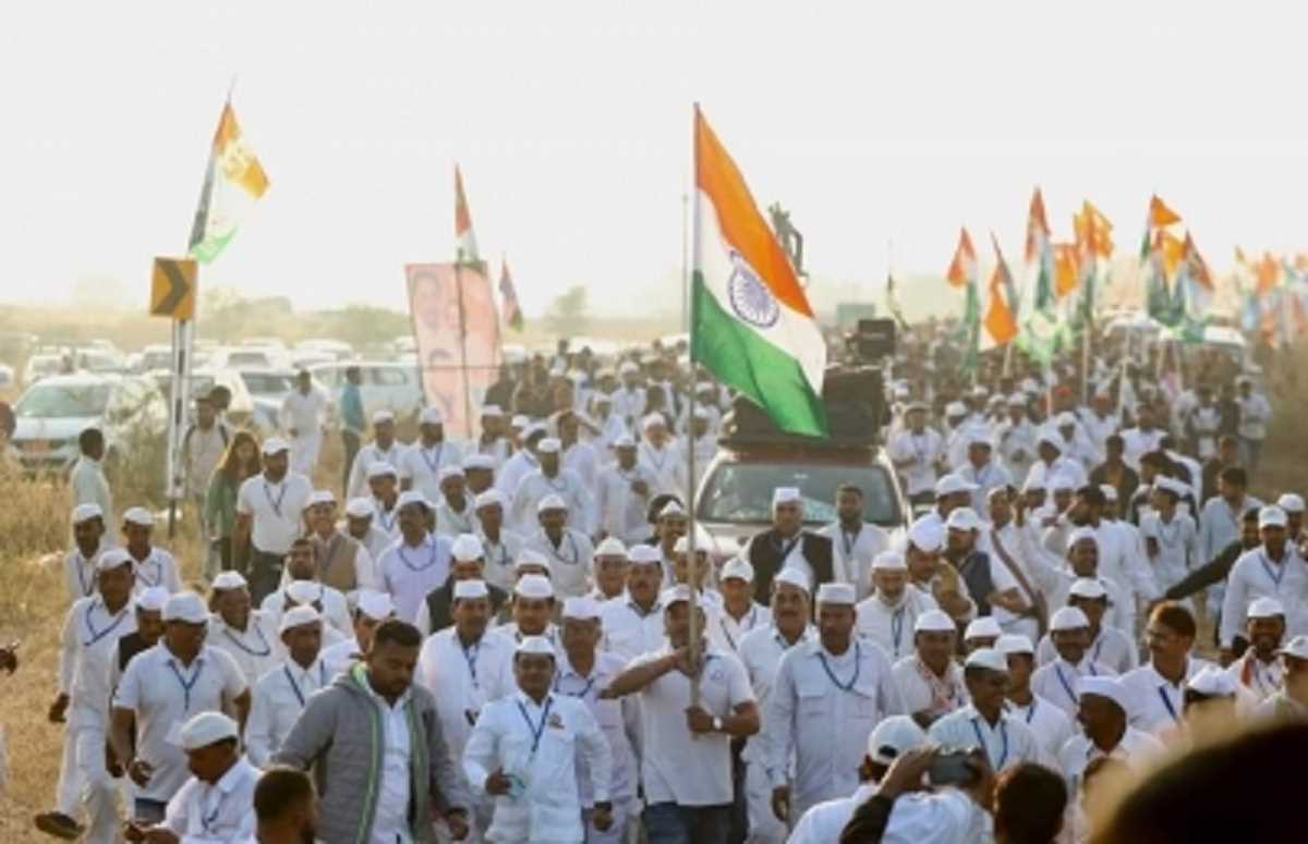 राहुल की भारत जोड़ो यात्रा के दौरान खेत में गिरा पैरामोटर, मची अफरा-तफरी