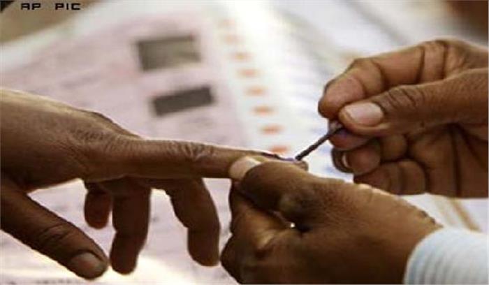 कड़ी सुरक्षा के बीच 73 सीटों पर पहले चरण का मतदान जारी