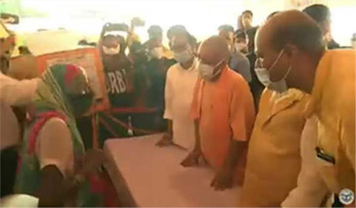 बाढ़ प्रभावित न भूखा रहेगा और न बेघर होगा : योगी