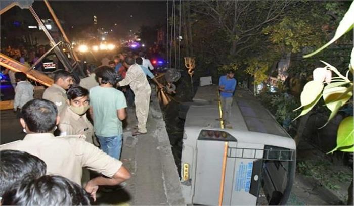 गाजियाबाद में फ्लाईओवर से बस गिरी, 1 की मौत, कई घायल गाजियाबाद में फ्लाईओवर से बस गिरी, 1 की मौत, कई घायल