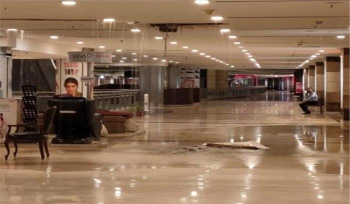 गुरुग्राम : भारी बारिश से एंबिएंस मॉल की छत का हिस्सा गिरा, बंद करा पड़ा मॉल