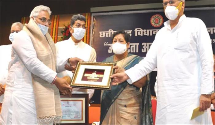 ईमानदारी-समर्पण के साथ कार्य करने वाले जनप्रतिनिधियों को मिलता है प्रतिफल : राज्यपाल