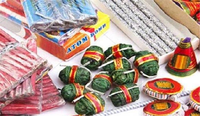 घर में अवैध रूप से रखे लाखों के पटाखे जब्त