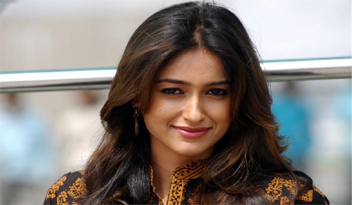 अपने साथ दुर्व्यवहार के लिए इलियाना ने की प्रशंसक की निंदा