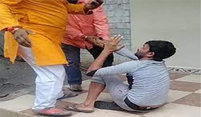 इंदौर में भीड़ ने चूड़ी बेचने वाले को पीटा इंदौर में भीड़ ने चूड़ी बेचने वाले को पीटा