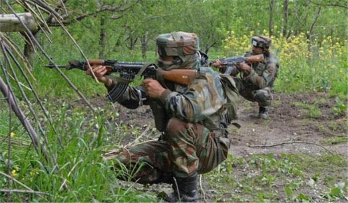 जम्मू-कश्मीर :पुलवामा में पुलिस अधिकारी एके 47 के साथ लापता​​​​​​​