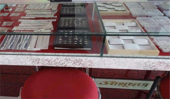 लाखों की ज्वैलरी लेकर शोरुम का कारीगर फरार