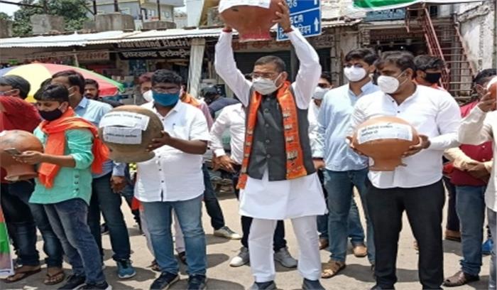 झारखंड : भाजपा ने किया पाप का घड़ा फोड़ कार्यक्रम