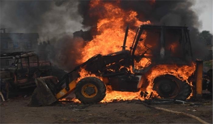 झारखंड में नक्सलियों ने 6 सड़क निर्माण वाहन जलाए झारखंड में नक्सलियों ने 6 सड़क निर्माण वाहन जलाए