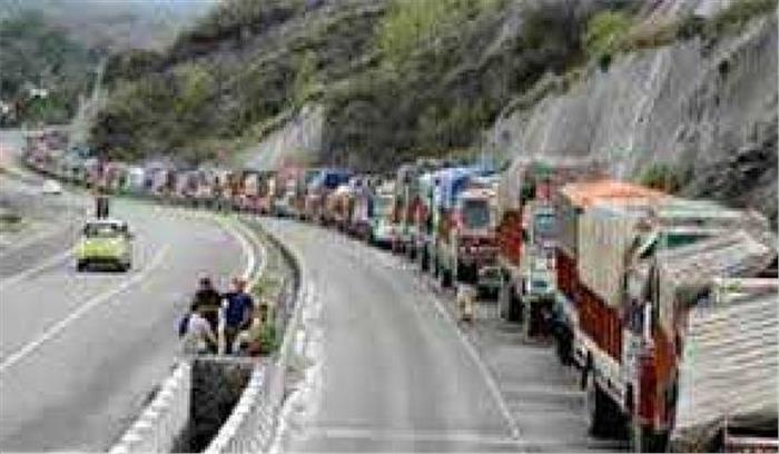 कश्मीर राष्ट्रीय राजमार्ग पर एकतरफा यातायात जारी
