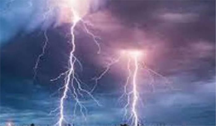 बिजली गिरने से एक महिला और एक गौवंश की मौत